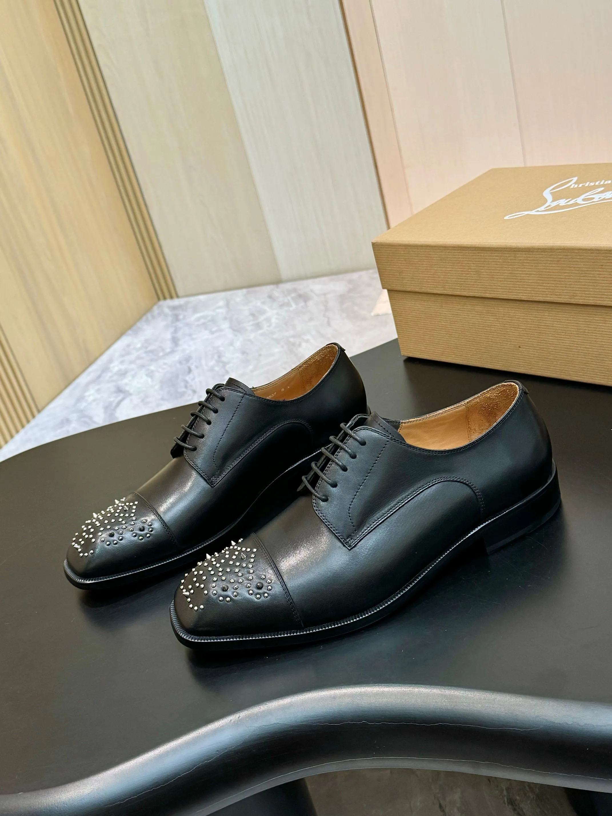 [CL red sole shoes] Top P: 1020💰 Size 39-44 (⚠️38.45.46.47 custom-made, non-returnable and non-exchangeable) 🆑High-end men's business formal leather shoes, original authentic top quality goods ••✅💯 Top original order purchasing agent! Original imported patterned cowhide ➕Imported cowhide lining ➕Cowhide feet ➕Original leather outsole~🉑️Feel free to compare the authentic ones!
